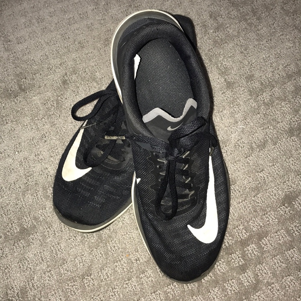 Black Nike women’s running shoes